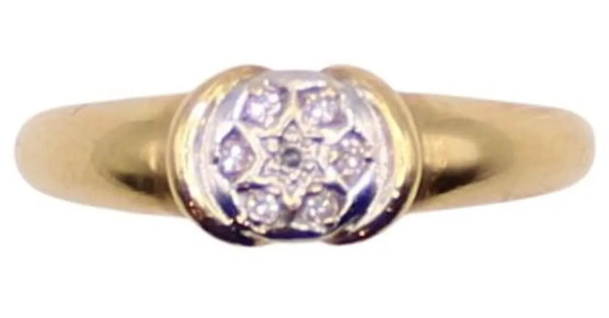 Autre Marque Anillo solitario de oro amarillo con pavé de diamantes 750%O Gold hardware 