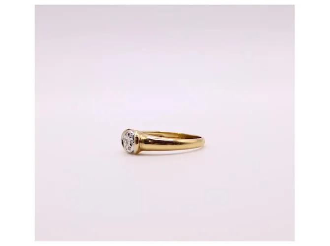 Autre Marque Anillo solitario de oro amarillo con pavé de diamantes 750%O Gold hardware 