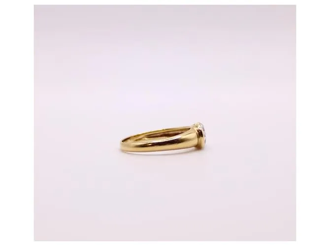 Autre Marque Anillo solitario de oro amarillo con pavé de diamantes 750%O Gold hardware 